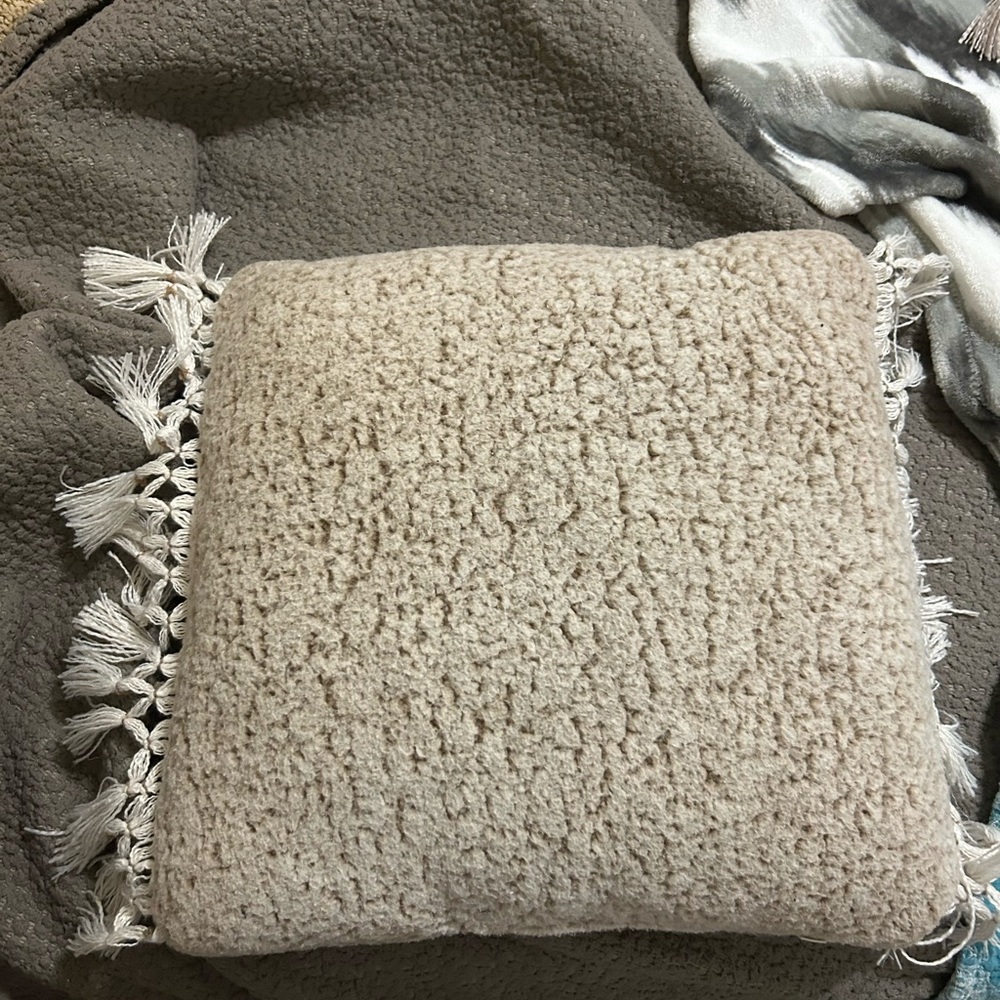 urban outfitters pillow (cream)